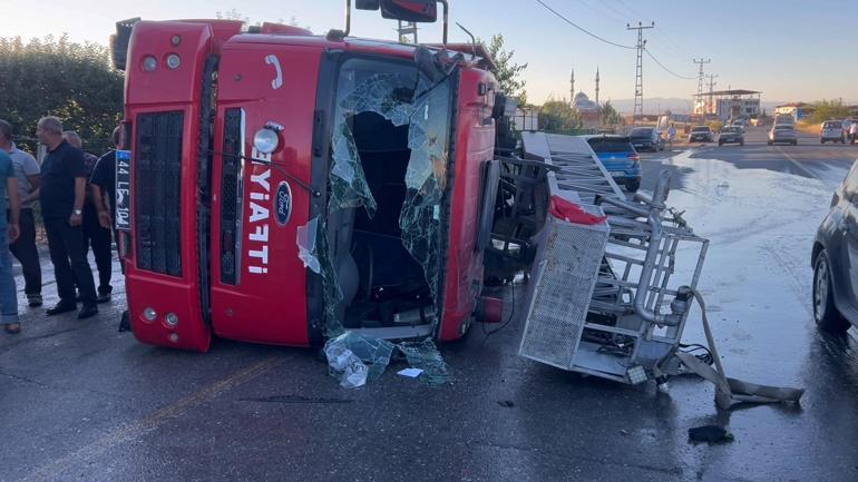 Malatyada yangına giden itfaiye aracı devrildi; 3 yaralı