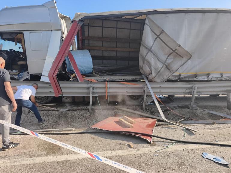 Çankırıda lastiği patlayan TIR, otomobile çarptı: 4 yaralı