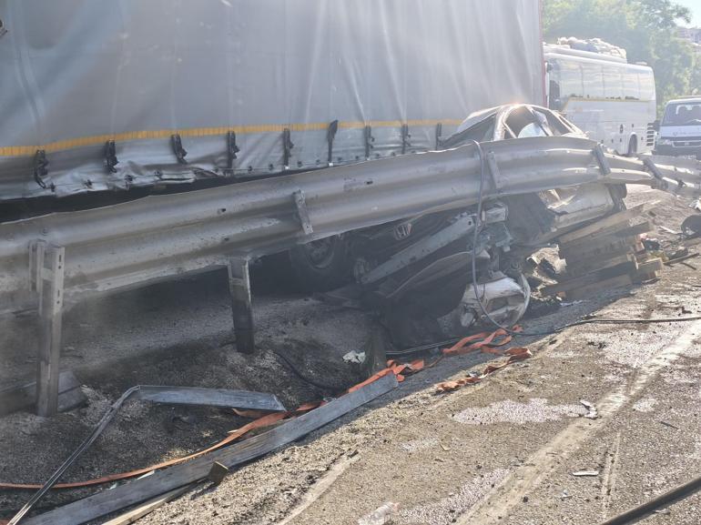 Çankırıda lastiği patlayan TIR, otomobile çarptı: 4 yaralı