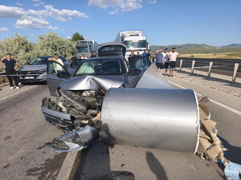 Çankırıda lastiği patlayan TIR, otomobile çarptı: 4 yaralı