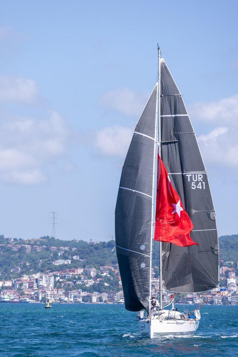 Denizcilik ve Kabotaj Bayramını yelkeniyle boğazdan geçerek kutladı