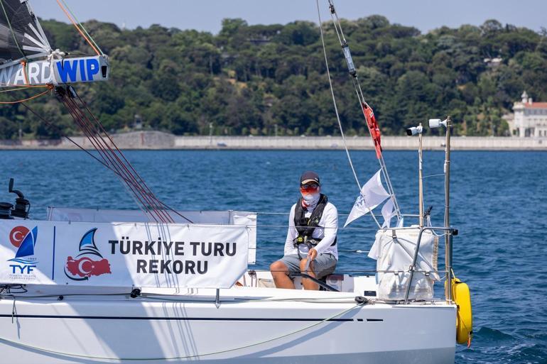 Denizcilik ve Kabotaj Bayramını yelkeniyle boğazdan geçerek kutladı