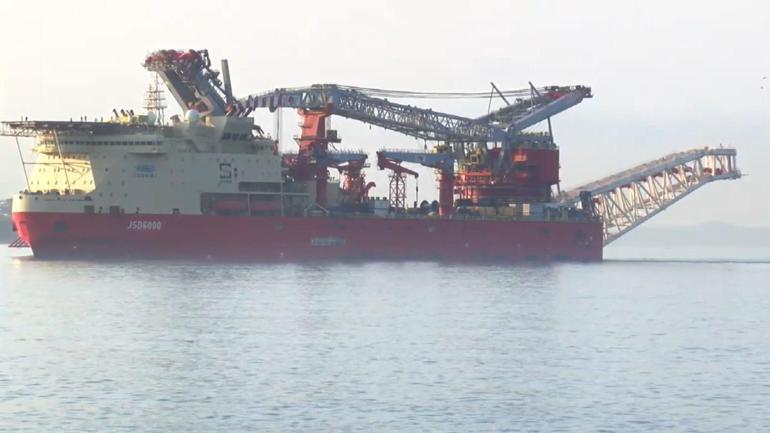 Boru döşeme gemisi JSD6000 İstanbul Boğazından geçti