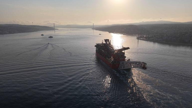 Boru döşeme gemisi JSD6000 İstanbul Boğazından geçti