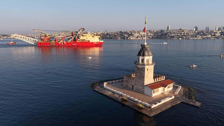 Boru döşeme gemisi JSD6000 İstanbul Boğazından geçti