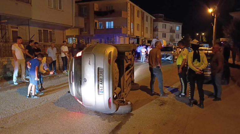 Park halindeki araca çarpıp devrilen otomobilin sürücüsü kaza yerinden kaçtı