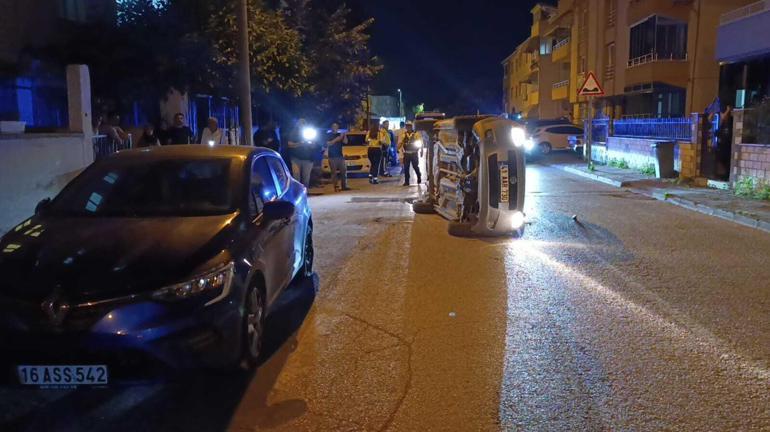 Park halindeki araca çarpıp devrilen otomobilin sürücüsü kaza yerinden kaçtı