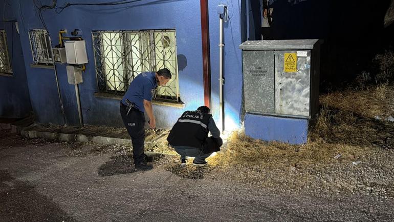 Kapüşonlu şüpheli evin önüne benzin döküp ateşe verdi