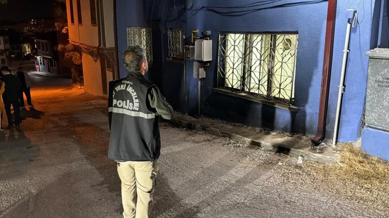 Kapüşonlu şüpheli evin önüne benzin döküp ateşe verdi