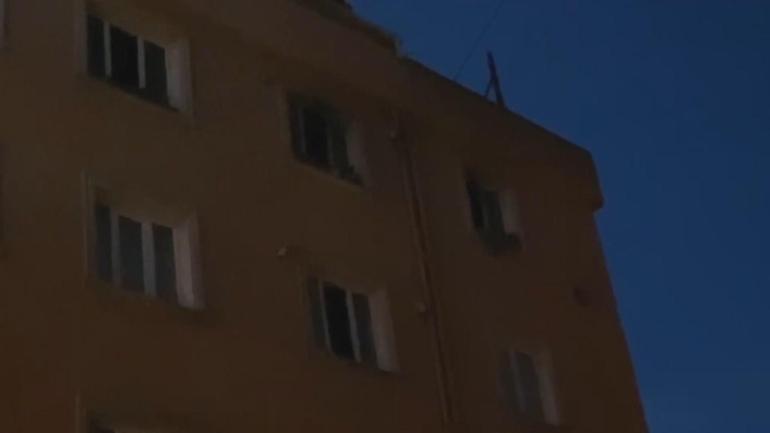 Arnavutköyde uzaklaştırma kararı bulunan eşi, evi ateşe verdi; KADES sayesinde kurtuldu