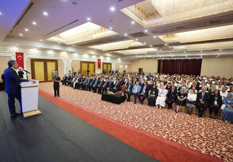 Bakan Tekin yurt dışında görevlendirilecek öğretmenlerle bir araya geldi