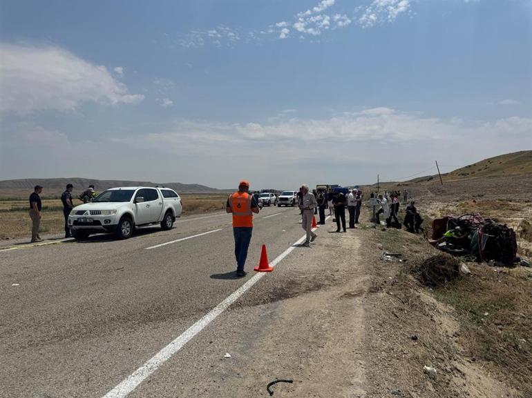 Çankırıda hafif ticari araç ve otomobil çarpıştı: 3 ölü, 4 yaralı