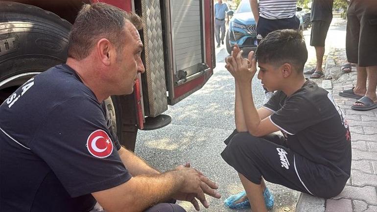 Alevlerden sonra gelen şefkat; itfaiye erleri 13 yaşındaki çocuğu yalnız bırakmadı