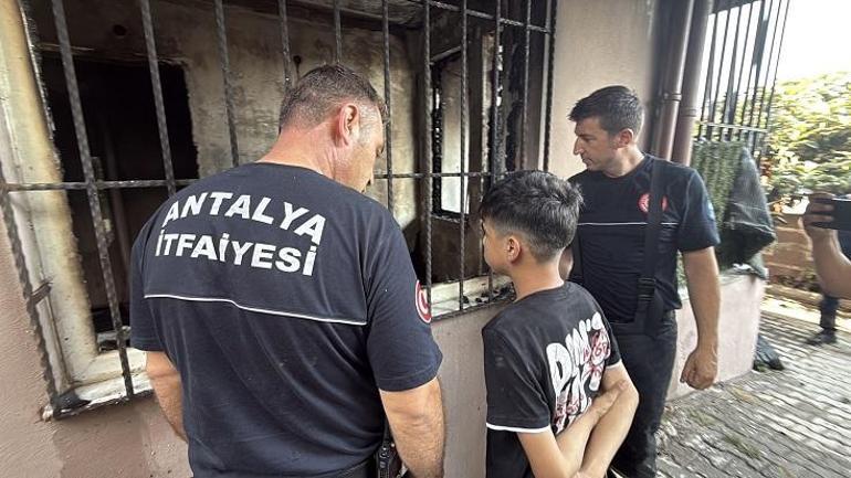 Alevlerden sonra gelen şefkat; itfaiye erleri 13 yaşındaki çocuğu yalnız bırakmadı