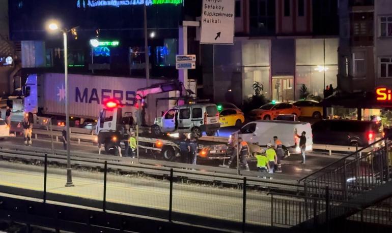 Küçükçekmece’de sürücüsünün makas attığı hafif ticari araç, 2 otomobile çarptı: 2 yaralı