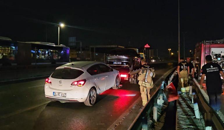 Küçükçekmece’de sürücüsünün makas attığı hafif ticari araç, 2 otomobile çarptı: 2 yaralı