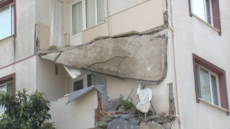 Küçükçekmecede 5 katlı binada dairenin balkonu çöktü: Deprem oluyor zannedildi