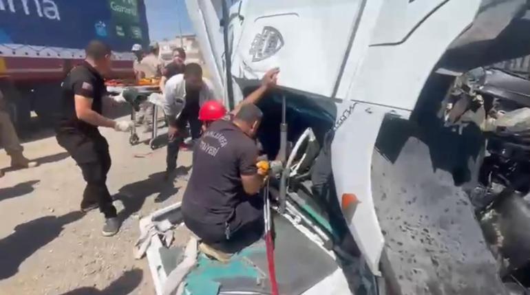 Şanlıurfa’da TIR’ın kamyona çarptığı ölümlü kaza kamerada