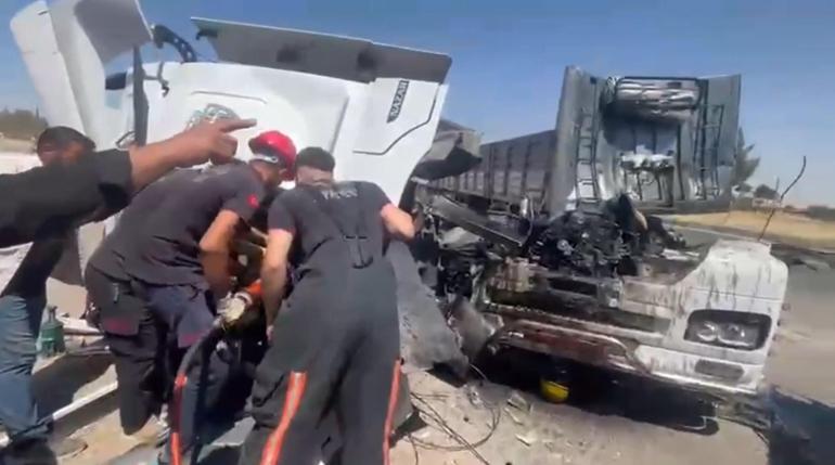 Şanlıurfa’da TIR’ın kamyona çarptığı ölümlü kaza kamerada