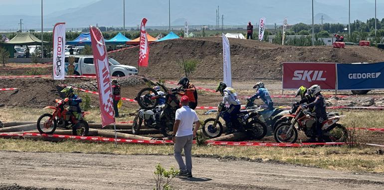 Ağrı’da sporcular piste çıktı