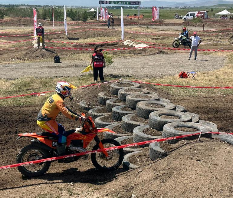 Ağrı’da sporcular piste çıktı