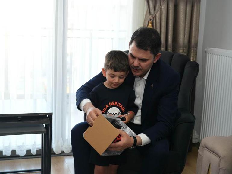 Bakan Kurum’dan depremzede Yusuf ve dedesine ziyaret