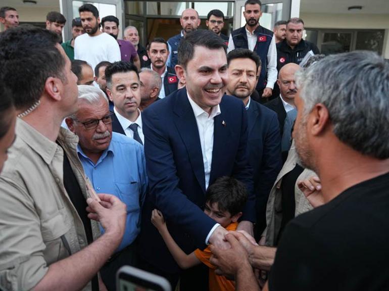 Bakan Kurum’dan depremzede Yusuf ve dedesine ziyaret