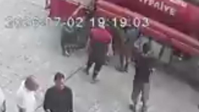 Hava basılırken itfaiye aracının lastiği patladı; 1 yaralı