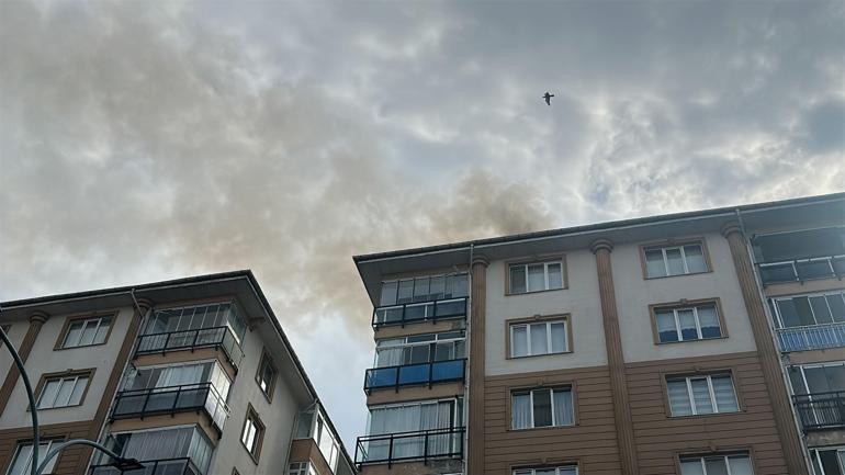Yıldırım düşen apartmanın çatısında yangın çıktı