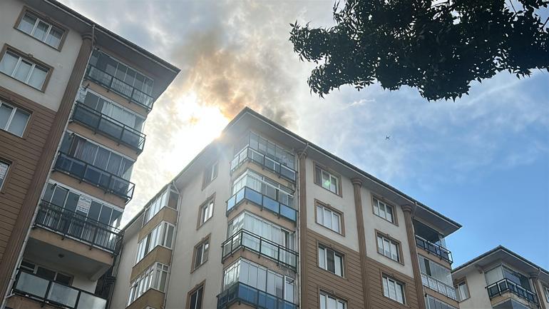 Yıldırım düşen apartmanın çatısında yangın çıktı