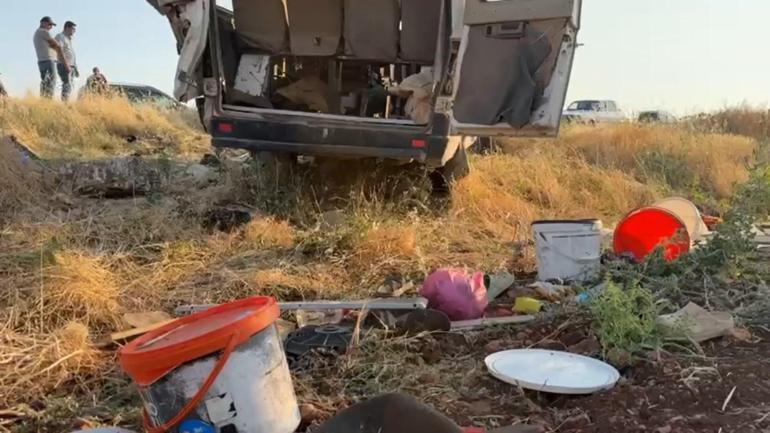Tarım işçilerini taşıyan minibüs şarampole devrildi; 22 yaralı