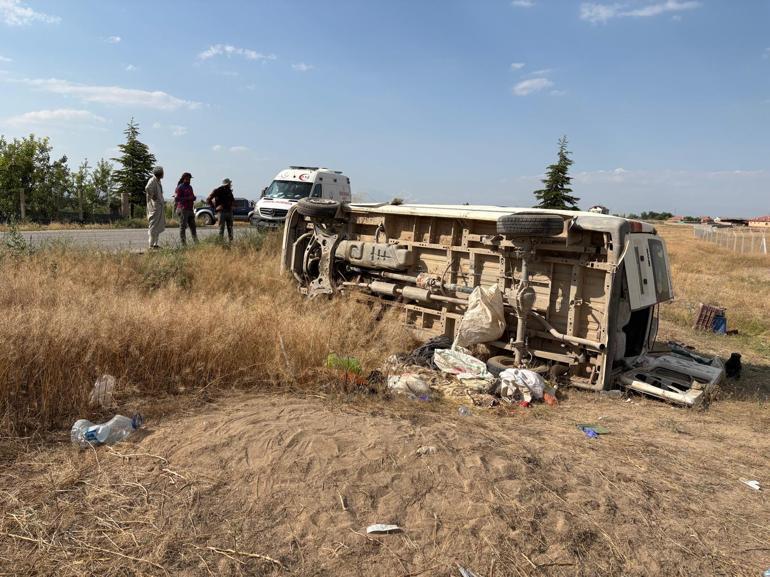 Tarım işçilerini taşıyan minibüs devrildi: 17 yaralı