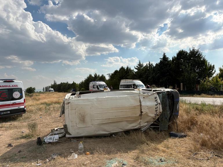 Tarım işçilerini taşıyan minibüs devrildi: 17 yaralı