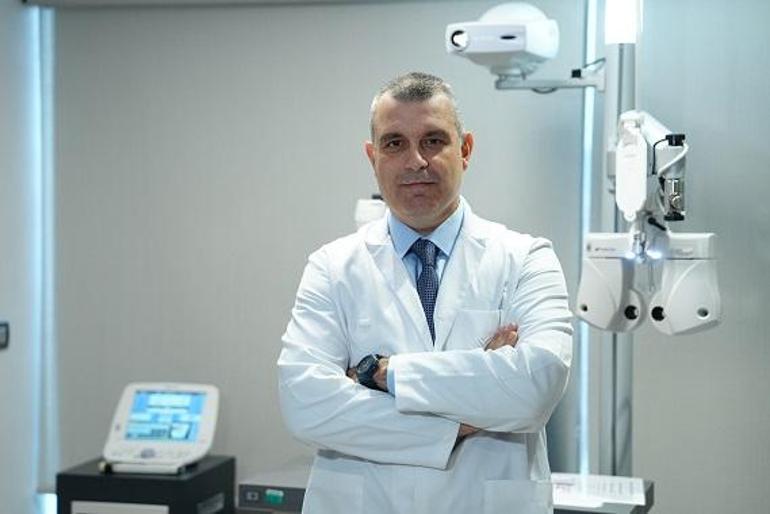 ‘Kontakt lensle havuza girmek görme kaybına yol açabiliyor’
