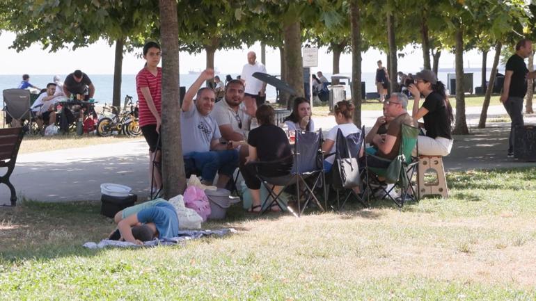 Sıcak havayı fırsat bilen İstanbullular sahillere akın etti