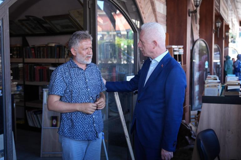Vali Gül, su baskını yaşanan Üsküdar Sahaflar Çarşısını ziyaret etti
