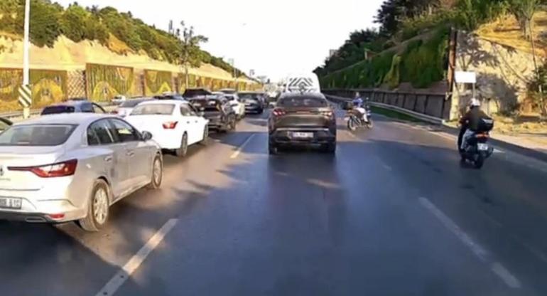 Maltepe’de 2 motosikletin çarpıştığı kaza kamerada