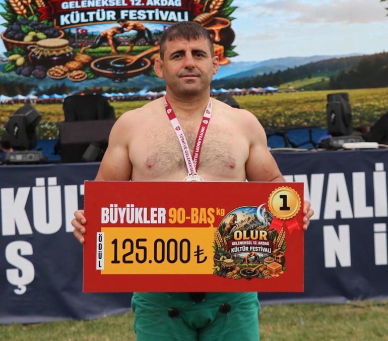 Erzurumda Akdağ Karakucak Güreşlerinin başpehlivanı Kenan Gör oldu