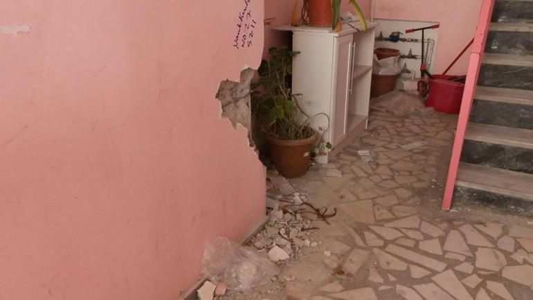 Güngören’de riskli raporu verilen binanın mührünü kırıp içeri girdiler: Yıkılabilir