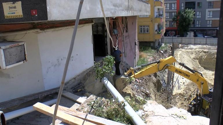 Küçükçekmecede inşaat çalışması sırasında bitişikteki binanın merdiveni çöktü; dairelerde mahsur kaldılar