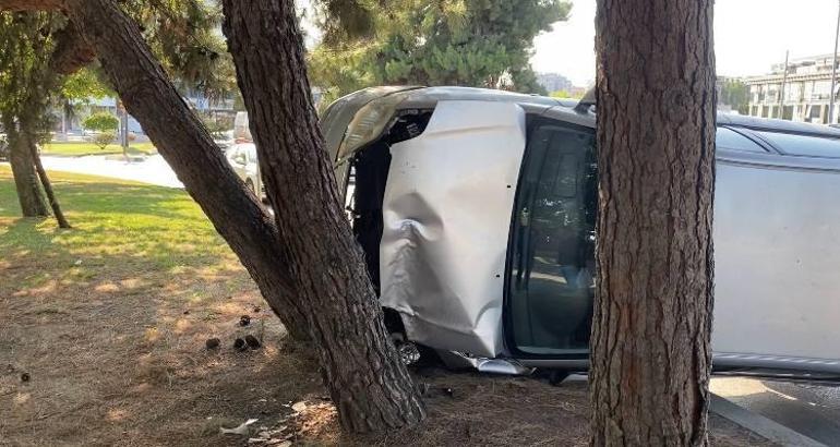 Bakırköyde ağaçlara çarpan otomobil yan yattı; sürücü yaralandı