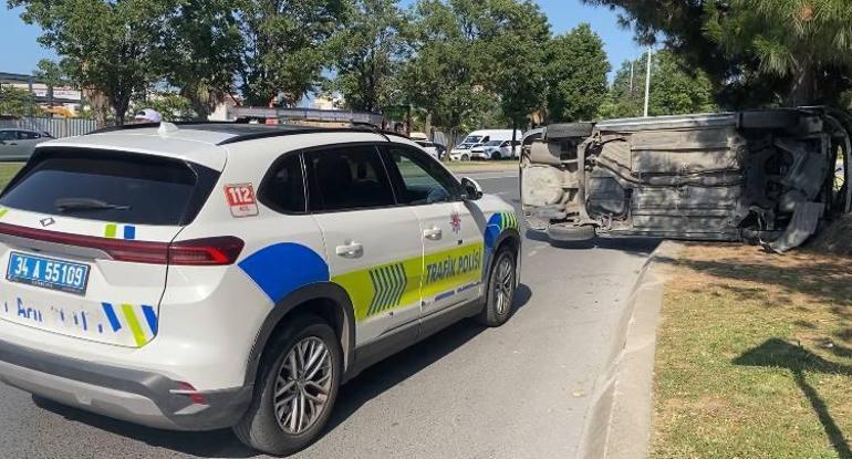 Bakırköyde ağaçlara çarpan otomobil yan yattı; sürücü yaralandı