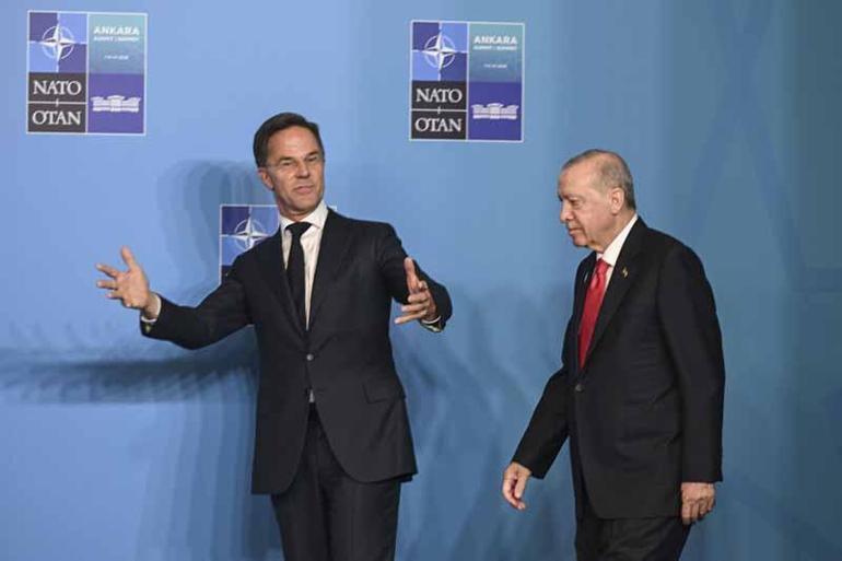 NATO Zirvesinde aile fotoğrafı çekildi