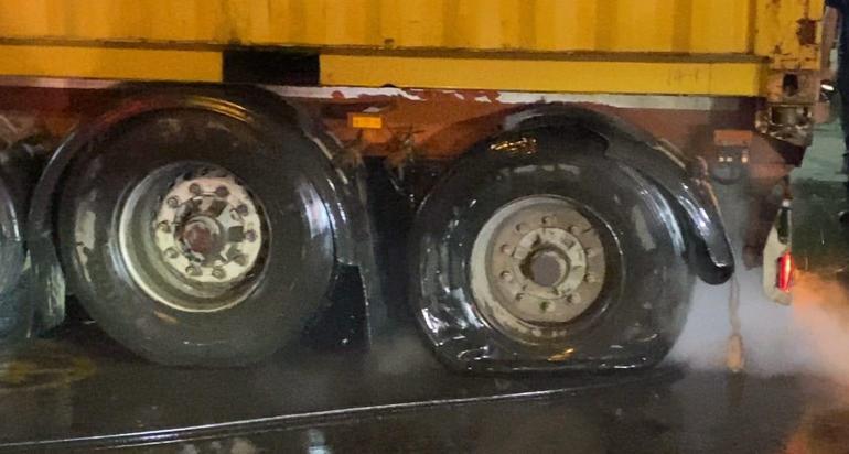 Bursada yanan TIRı 10 kilometre kullanıp itfaiyeye ulaştırdı