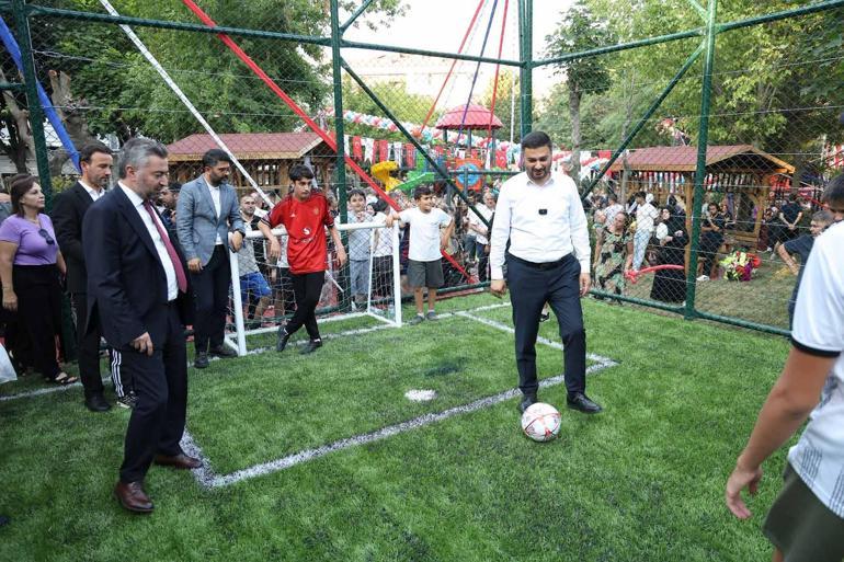 Kağıthanedeki Muammer Aksoy Parkı, yenilenerek hizmete açıldı