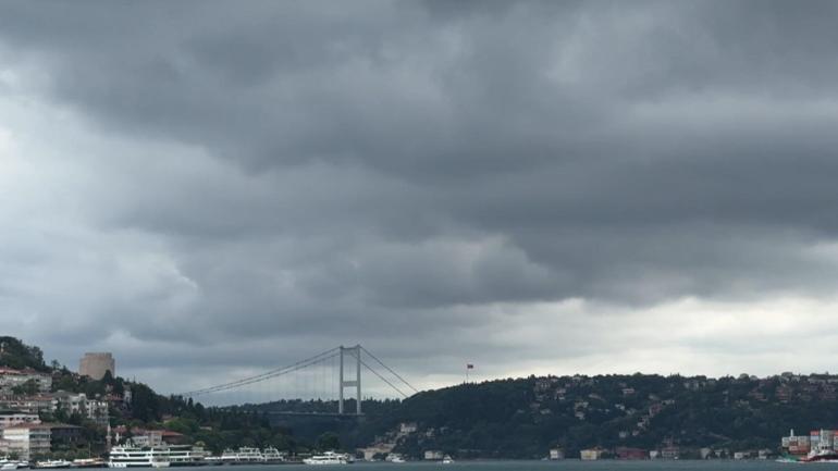 İstanbulda gökyüzünü kara bulutlar kapladı