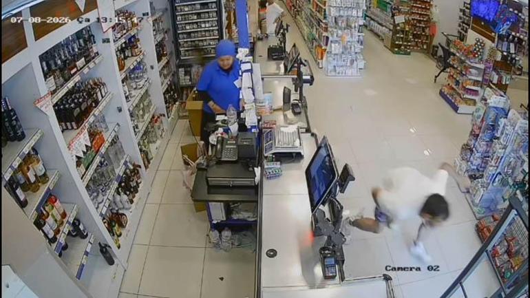 Marketten hırsızlık yapan şüpheli, içinde 10 yaşında çocuğun da bulunduğu otomobili gasbedip kaçtı