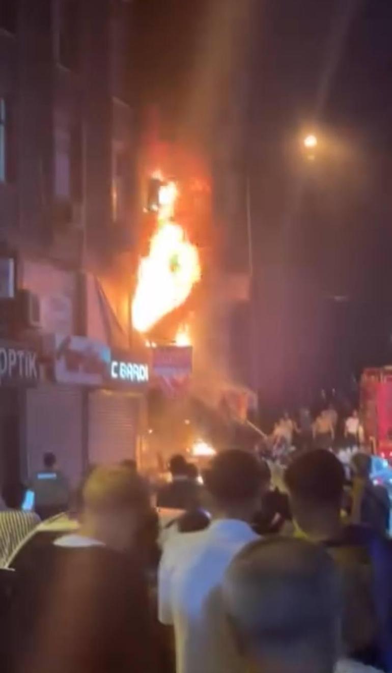 Küçükçekmecede 5 katlı iş hanında çıkan yangın söndürüldü