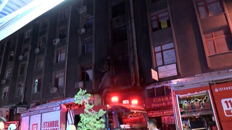 Küçükçekmecede 5 katlı iş hanında çıkan yangın söndürüldü