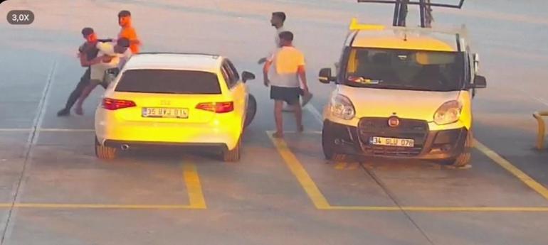Kuşadasında yol verme tartışması, akaryakıt istasyonunda kavgaya dönüştü: olay anı kamerada